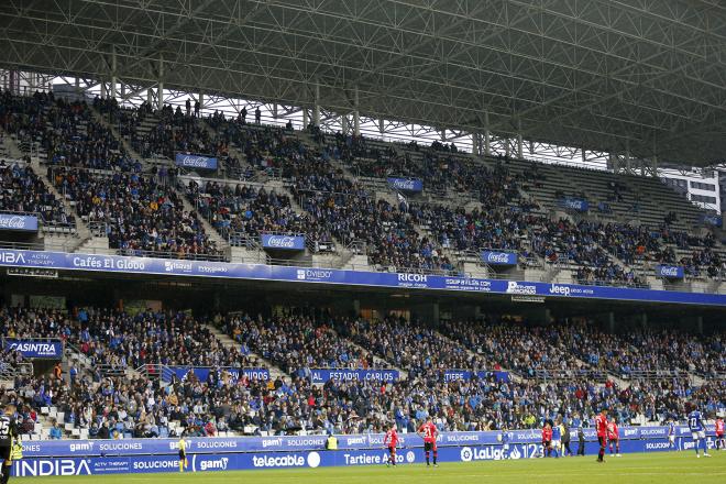 Aficionados del Real Oviedo en el Carlos Tartiere durante el partido contra el Mallorca (Foto: Luis Manso).