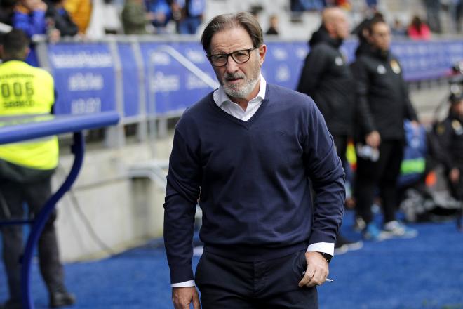 Anquela, durante el Real Oviedo-Mallorca (Foto: Luis Manso).