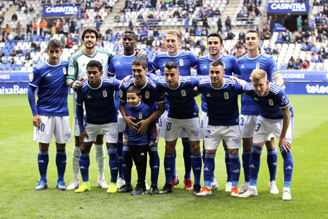 Los jugadores del Real Oviedo antes de comenzar el partido ante el Mallorca (Foto: Luis Manso)