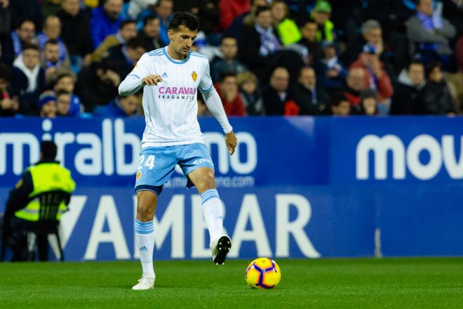 Álex Muñoz durante el partido ante el Granada (Foto: Daniel Marzo).