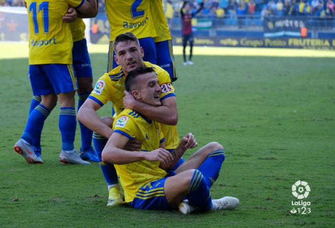 Manu Vallejo felicita a Salvi Sánchez por su gol en el Cádiz-Elche (Foto: LaLiga).