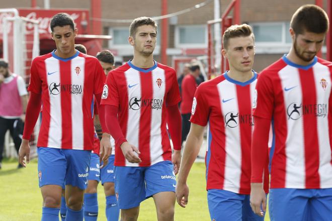 Varios jugadores del filial antes de un partido (Foto: Luis Manso)