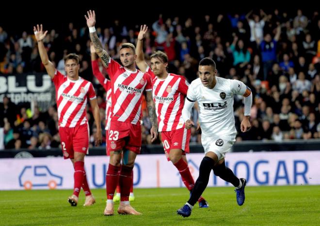 Rodrigo celebra un gol en el último Valencia-Girona. (Foto: EFE)