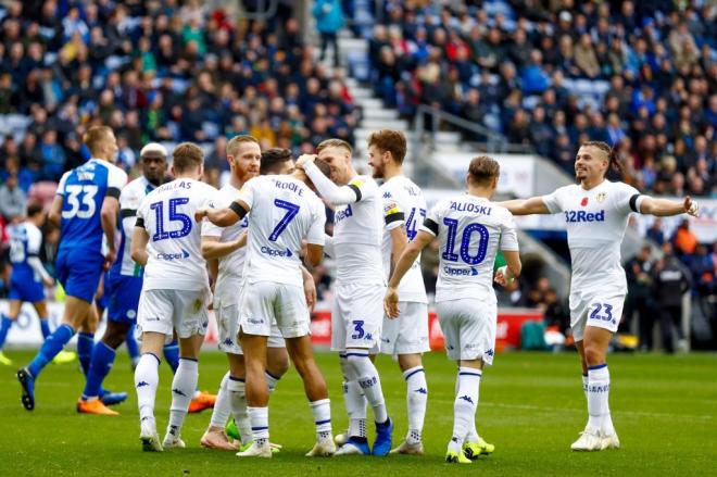 Los jugadores del Leeds felicitan a figura Kemar Roofe, autor del 1-2 (Foto: Leeds United).