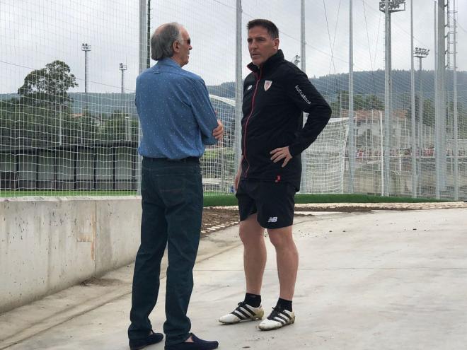 Eduardo Berizzo charla con José Ángel Iribar en Lezama (Foto: Athletic Club).