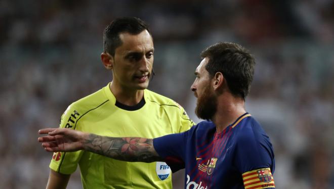 Sánchez Martínez escucha a Leo Messi en un partido disputado en el Camp Nou