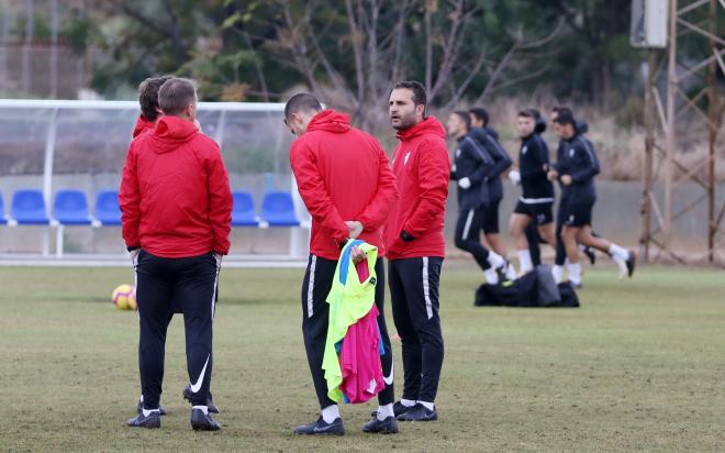 Baraja y su cuerpo técnico este lunes durante el entrenamiento en Málaga (Foto: El Desmarque Málaga).