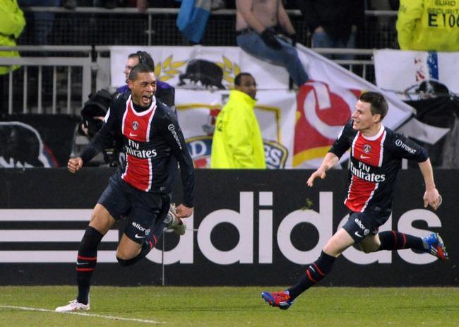 Gameiro y Hoarau celebran un gol con el PSG
