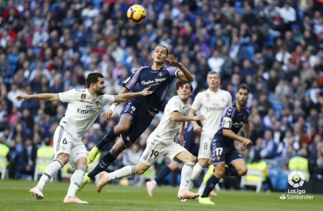 Enes Ünal intenta rematar de cabeza en el Santiago Bernabéu (Foto: LaLiga).