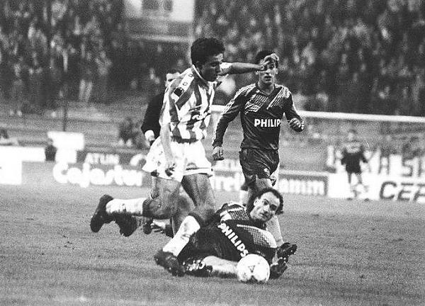 Juanele en un instante del Sporting - Steaua de la Copa de la UEFA 91/92.
