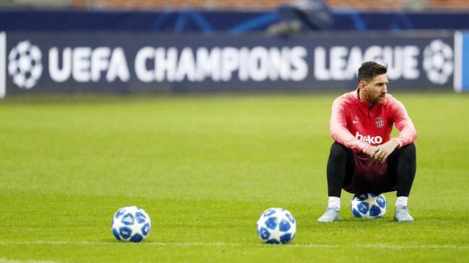 Leo Messi, sentado en el balón, divisa el entrenamiento de Champions League.