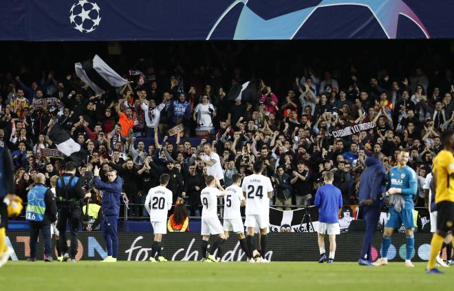 El Valencia CF celebra un triunfo en Champions League. (Foto: David González)