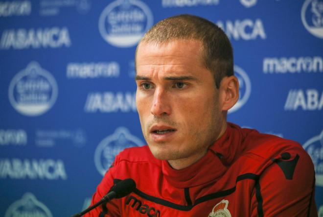 Álex Bergantiños elogió a Pedro Mosquera durante la rueda de prensa en Abegondo (Foto: Iris Miquel).