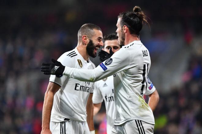 Benzema y Bale celebran un gol al Viktoria Plzen.