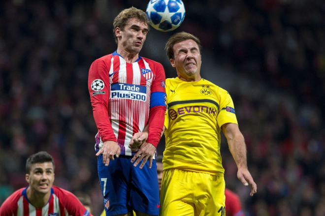 Antoine Griezmann disputa un balón aéreo con Mario Götze en el partido de Champions League.