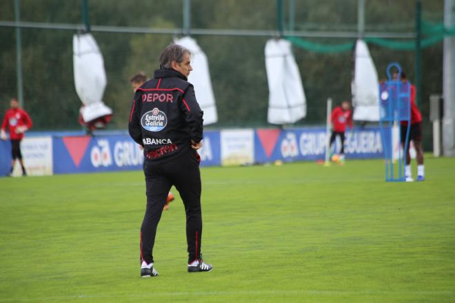 Natxo González supervisa un entrenamiento del Deportivo (Foto: Iris Miquel).