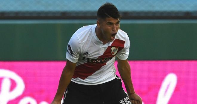 Palacios celebra un gol con River Plate.