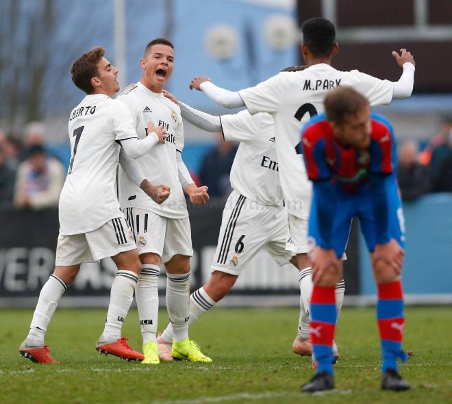 Los juveniles del Real Madrid celebran la victoria (Foto: Real Madrid).