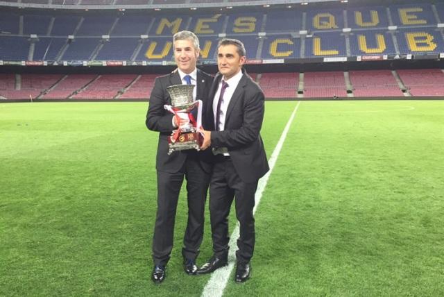 Josu Urrutia y Valverde posan con el tofeo de la Supercopa en el Camp Nou