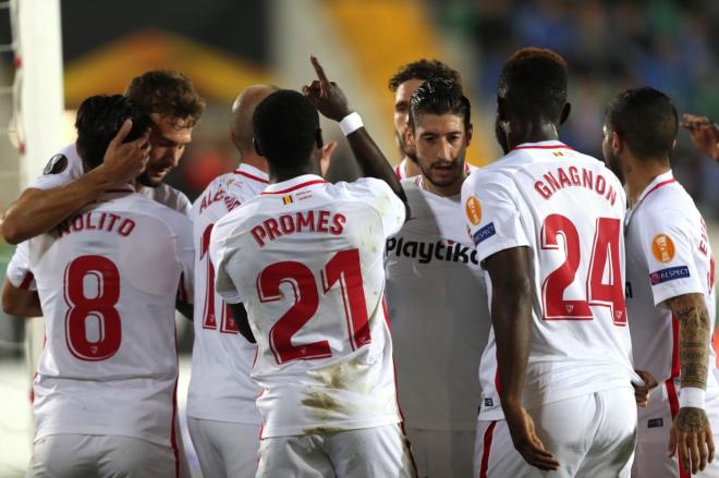 Los jugadores del Sevilla celebran un gol en Akhisar.