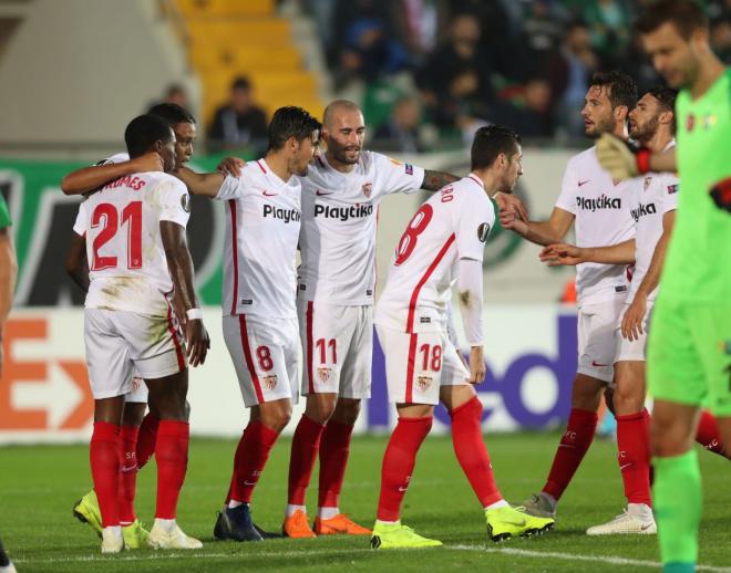 Los jugadores del Sevilla, celebrando un gol en Akhisar.
