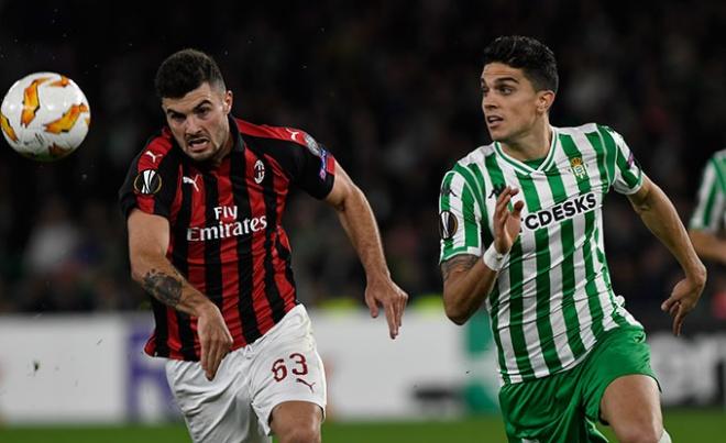 Bartra pelea por la pelota en el partido contra el AC Milan (Foto: Kiko Hurtado).