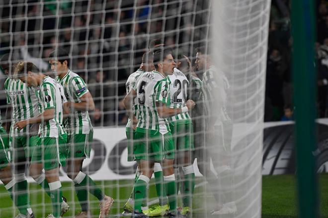 Los jugadores del Betis celebran su gol al Milan (Foto: Kiko Hurtado).