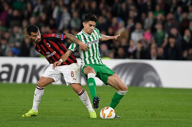 Marc Bartra ante Suso (foto: Kiko Hurtado).