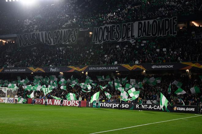 El tifo del Villamarín en el partido ante el Milan (Foto: Kiko Hurtado).