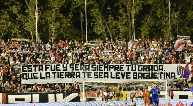La pancarta mostrada en el estadio de Vallecas.
