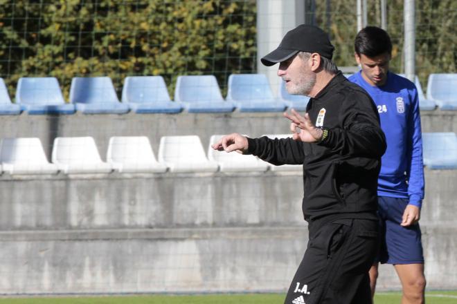 Juan Antonio Anquela, en un entrenamiento del Real Oviedo (Foto: Luis Manso).