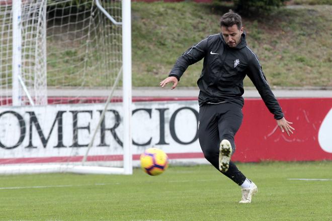 Álvaro Traver durante un entrenamiento del Sporting en Mareo (Foto: Luis Manso)