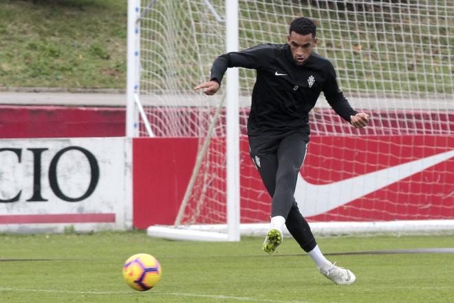Nick Blackman durante un entrenamiento en Mareo (Foto: Luis Manso).