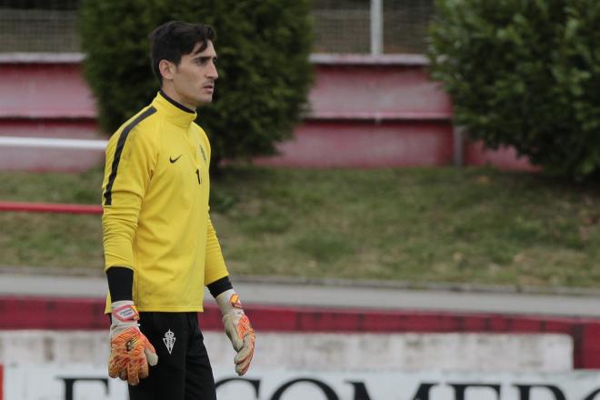 Diego Mariño durante el entrenamiento del Sporting (Foto: Luis Manso).
