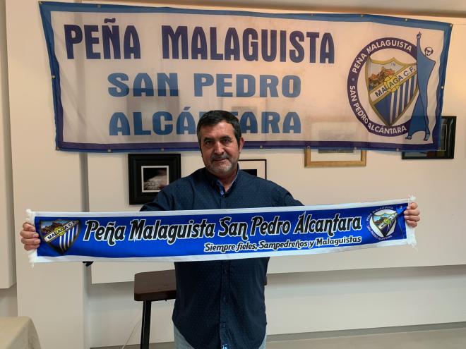 Miguel Zambrana, posando con la bufanda de la Peña Malaguista de San Pedro de Alcántara (Foto: Málaga CF).