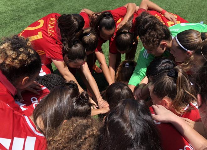 Las jugadoras españolas hacen piña antes del partido (Foto: SEF).