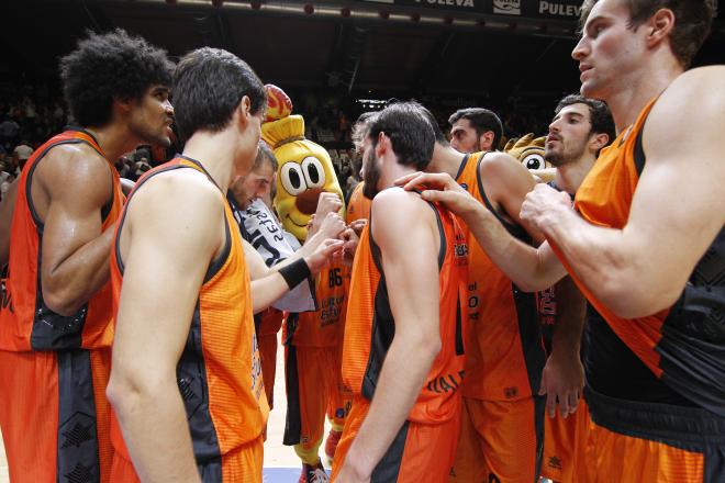 El equipo se prepara para saltar a la pista. Foto: Valencia Basket