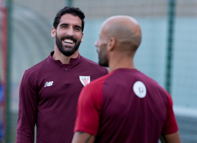 Raúl García sonríe durante un entrenamiento en Lezama (Foto: Athletic Club).