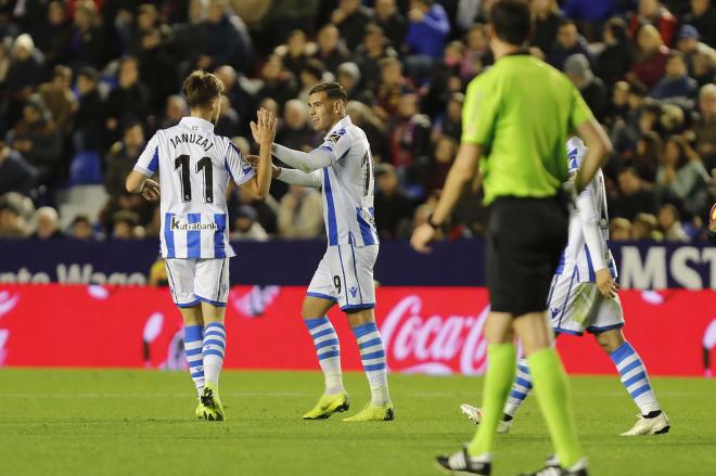 Januzaj felicita a Theo Hernández por su gol al Levante (Foto: David González).