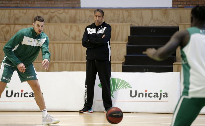 Luis Casimiro observa el trabajo de sus hombres en un entrenamiento.