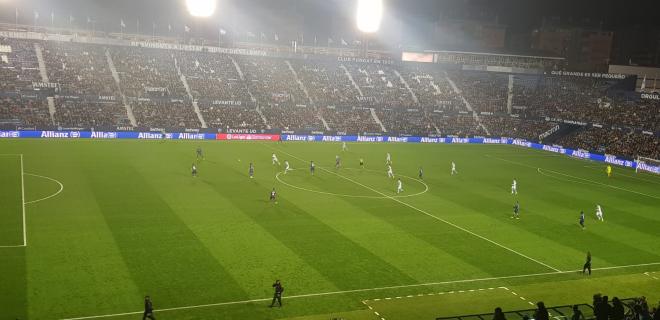 Primeros compases del partido entre el Levante y la Real Sociedad en el Ciutat.