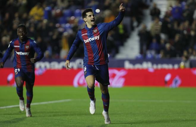 Chema celebra su gol ante la Real Sociedad. (Foto: David González)