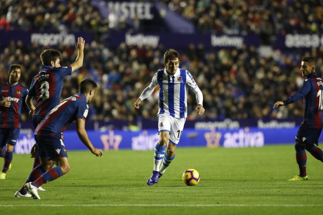 Mikel Oyarzabal en el área. (Foto: David González)