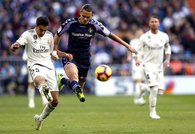 Reguilón lucha un balón con Enes Ünal durante el Real Madrid-Real Valladolid de la jornada 12.