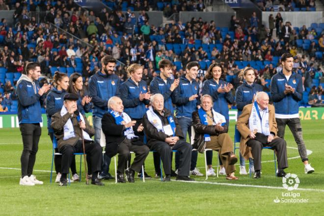 Socios de la Real homenajeados antes del partido contra el Sevilla (Foto: Real Sociedad)