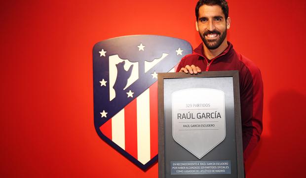 Raúl García posa con la placa en reconocimiento a sus 329 partidos como colchonero (Foto: Atlético de Madrid).