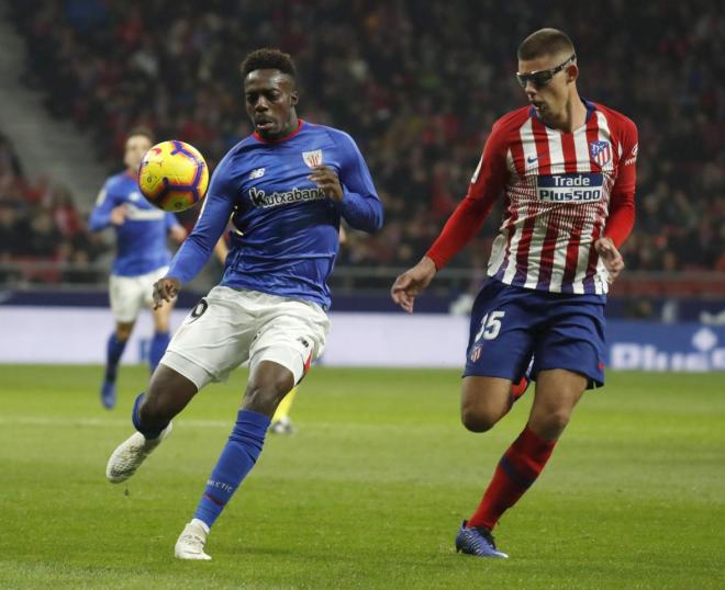 Iñaki Williams dirige en balón ante Montero (Foto: EFE).