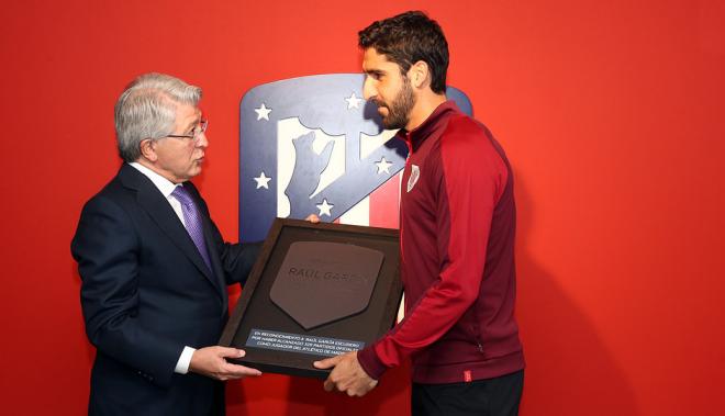 Raúl García recibe la placa conmemorativa de manos de Enrique Cerezo (Foto: Atlético de Madrid).