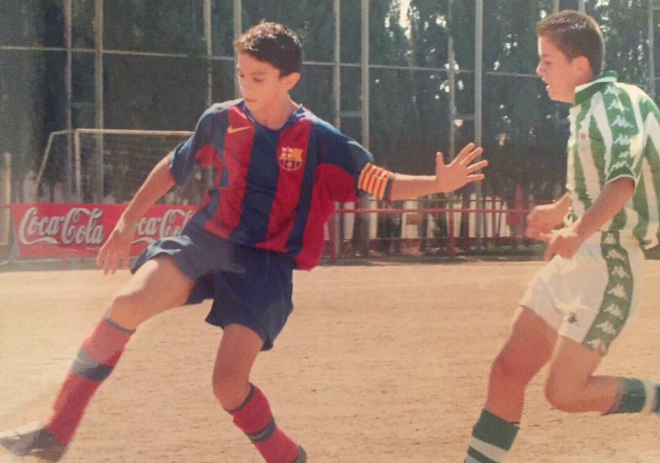 Bartra jugando en las categorías inferiores del Barça ante el Betis.