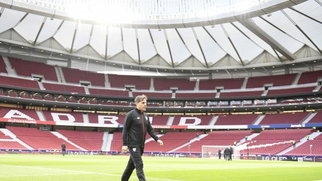Eduardo Berizzo en soledad antes de empezar el partido del Wanda (Foto: LaLiga Santander).